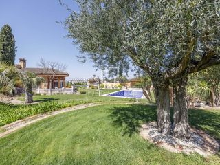 Chalet in Monserrat. Masía de 4 dormitorios con jardín de 2000 m en venta en montserr
