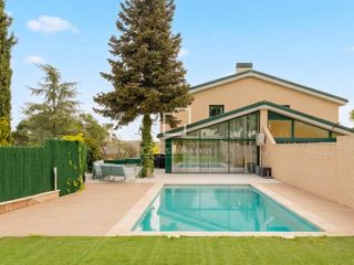 Affitto Chalet in Soto de Viñuelas. Exclusivo chalet pareado con piscina y jardín privado en soto de