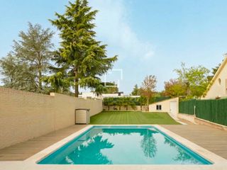 Rent Chalet in Soto de Viñuelas. Exclusivo chalet pareado con piscina y jardín privado en soto de
