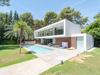 Chalet en Godella. Casa  villa excelentes de 5 dormitorios con 42m terraza en venta