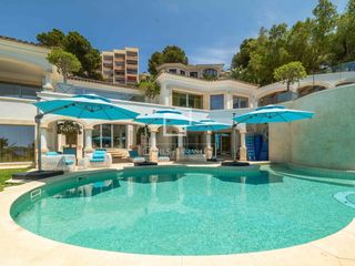 Chalet à Costa de la Calma. Exclusiva villa de lujo en primera línea de mar con acceso direc