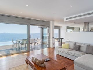 Chalet in Puig Rom-Canyelles-Almadrava. Elegante villa con vistas al mar, piscina y excelente ubicación