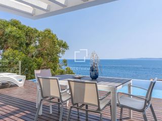 Chalet in Puig Rom-Canyelles-Almadrava. Elegante villa con vistas al mar, piscina y excelente ubicación