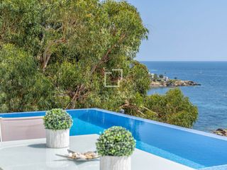 Chalet en Puig Rom-Canyelles-Almadrava. Elegante villa con vistas al mar, piscina y excelente ubicación
