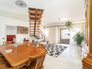 Dachwohnung in La Nova Esquerra de l´Eixample. Ático dúplex luminoso con balcón y con posibilidad de parking en