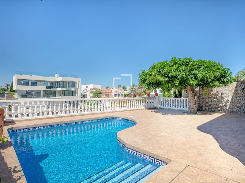 Foto 5e5a4b70-bdea-4281-984c-614a42e39c69. Xalet amb calefacció aparcament piscina a Francolí - Freser - Noguera Empuriabrava