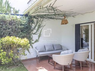 Rent Chalet in Rocafort. Magnífica casa reformada en alquiler en la urbanización las vill