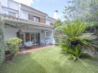 Rent Chalet in Rocafort. Magnífica casa reformada en alquiler en la urbanización las vill