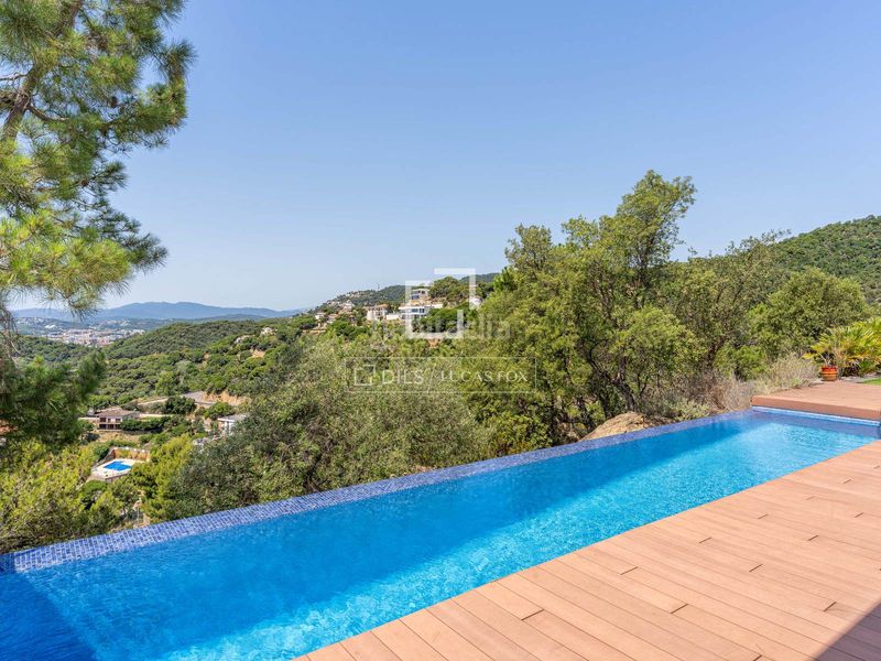 Foto 03062663-3944-4c66-b4d7-25c5b40dbd66. Xalet amb aparcament piscina a Canyelles Lloret de Mar