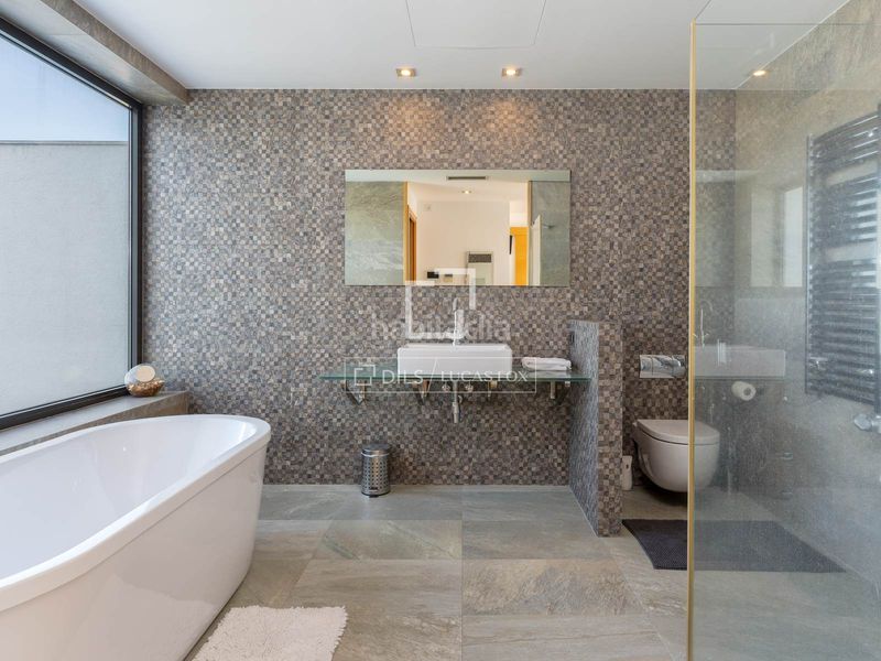 Foto 1d31af87-b4ff-4bdb-8f41-eae05c53a600. Xalet amb aparcament piscina a Canyelles Lloret de Mar