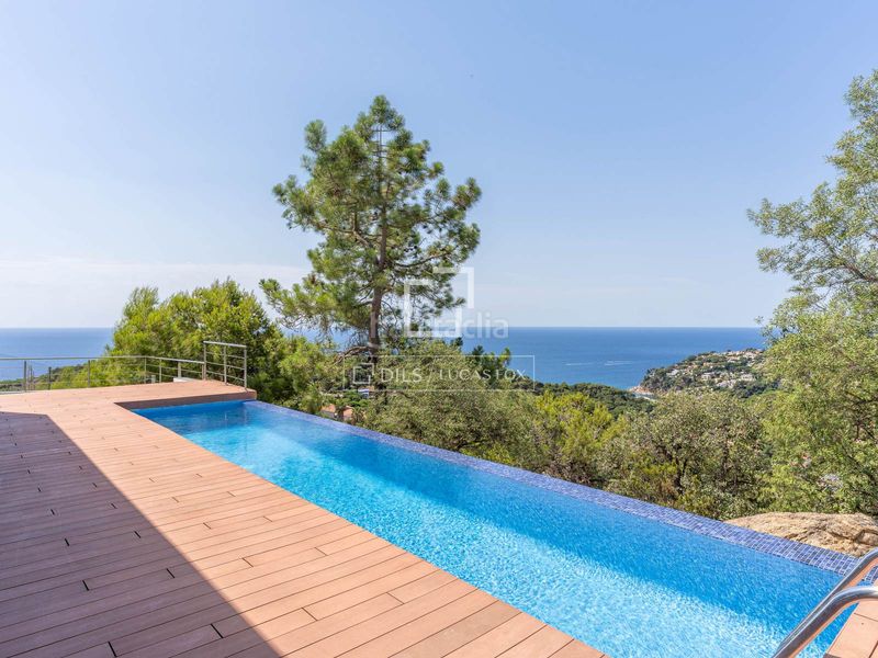 Foto 35f5e72f-6e3e-4340-bd85-ef9801c1261a. Xalet amb aparcament piscina a Canyelles Lloret de Mar
