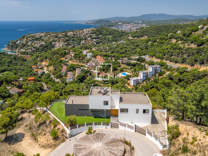 Foto cf571ce6-53a0-4eb1-ade3-6c8eaf64770c. Xalet amb aparcament piscina a Canyelles Lloret de Mar