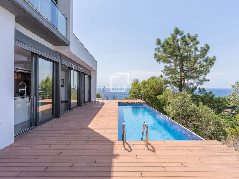 Foto f958cdd9-9b2b-4e3f-9bcc-aafb07985459. Xalet amb aparcament piscina a Canyelles Lloret de Mar