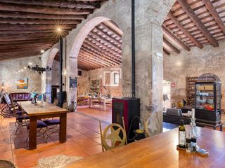 Masia a Torroella de Montgrí. Masía del siglo xvi con licencia turística en venta en un pequeñ