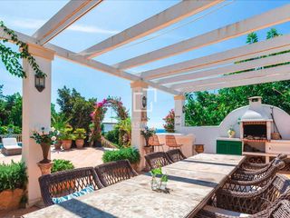 Rent Chalet in Cala Major. Casa  villa excelentes de 5 dormitorios en alquiler en palma de