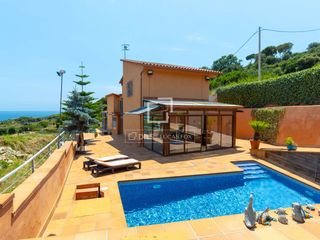 Chalet in Teià. Una casa en plena naturaleza y con vistas al mar en venta en tei