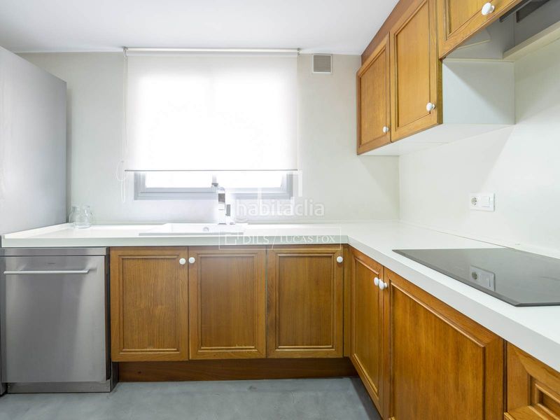 Foto ce2d3abc-3594-4310-bf49-8e062c86d3d7. Rent penthouse with heating parking in Exposició Valencia