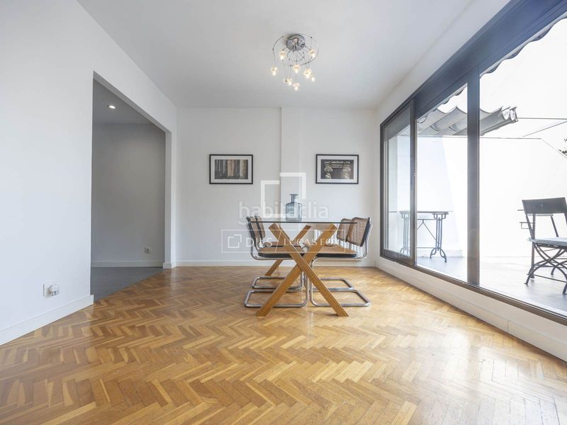 Foto ff88e3fb-18bf-4a35-922d-575865af3f2c. Rent penthouse with heating parking in Exposició Valencia