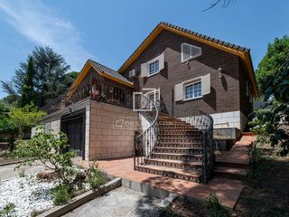 Xalet a San Martín de Valdeiglesias. Villa única con amarre privado y embarcación en la urbanización