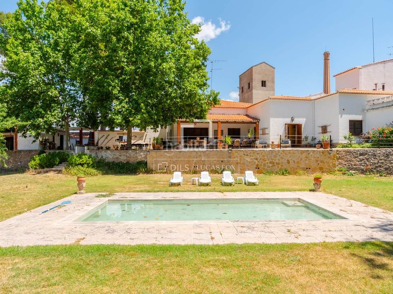 Foto c8d0887b-3782-4e1f-9a34-d158f084fd80. Masia amb calefacció aparcament piscina a Requena