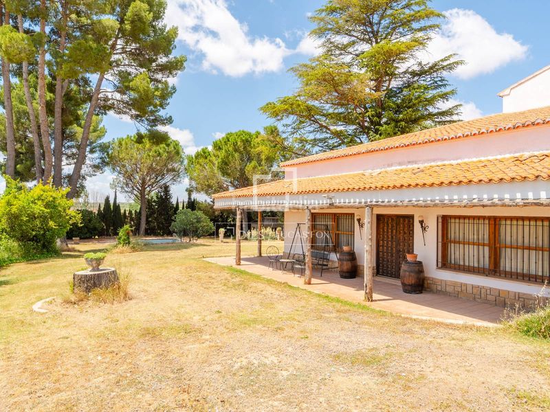 Foto dbc513a6-d2f9-42d8-8a35-a9455191f9bd. Masia amb calefacció aparcament piscina a Requena