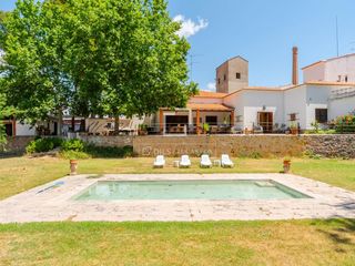 Masia a Requena. Viñedos de 10 dormitorios en venta en valencia region, valencia
