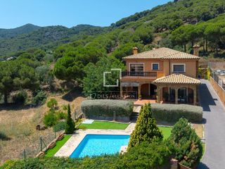 Xalet a Nucli Urbà. Casa en excelentes condiciones de 6 dormitorios en venta en arge
