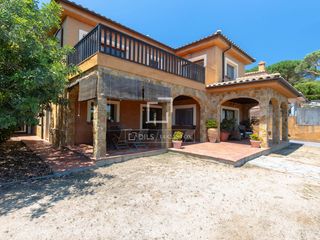 Chalet in Nucli Urbà. Casa  villa en excelentes condiciones de 6 dormitorios en venta