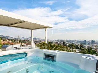 Xalet a Pedralbes. Exclusiva residencia de lujo con piscina en pedralbes