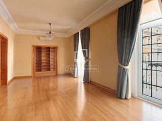 Pis a Cortes-Huertas. Piso de 3 dormitorios y 8 balcones en venta en la mejor zona de