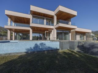 Chalet en Centro-El Castillo. Casa  villa excelentes de 8 dormitorios en venta en los monaster