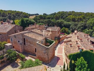 Chalet in Residencial Begur-Esclanyà. Casa con carácter histórico y diseño actual en venta a solo 5km