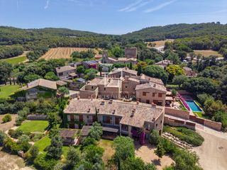 Chalet in Residencial Begur-Esclanyà. Casa con carácter histórico y diseño actual en venta a solo 5km