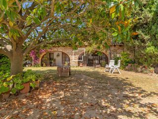 Chalet in Begur. Exclusiva casa de pueblo con jardín privado, amplia parcela llan