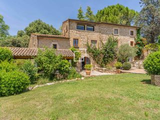 Country house in Cabanelles. Magnífica masía reformada en un entorno privilegiado del alt emp