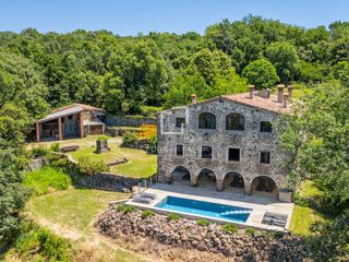 Mas à Vilademuls. Casa rural de 8 dormitorios en venta en la garrotxa, girona