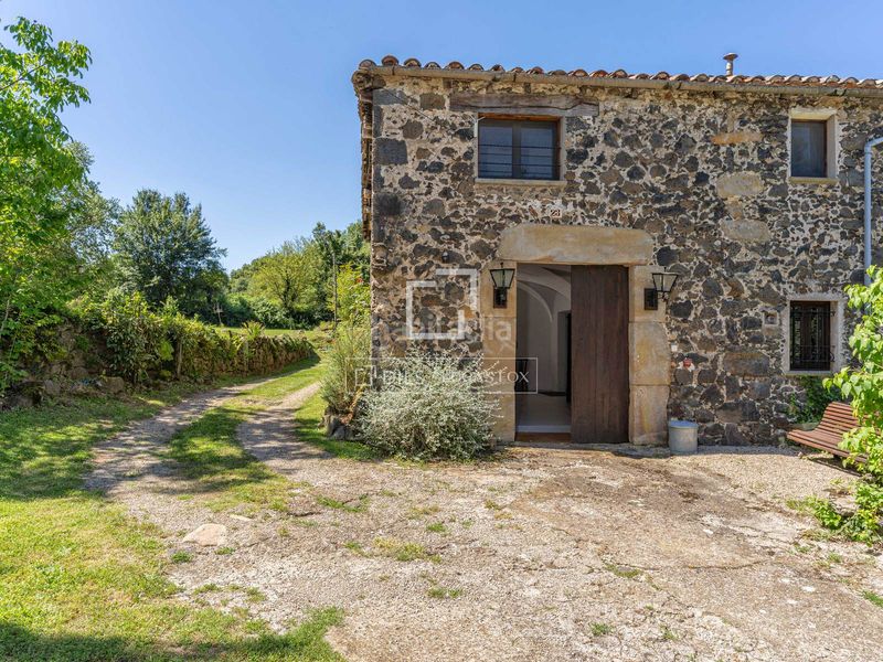Foto b5f87aa9-8a1e-44f9-920a-b2b1d4e8f78f. Masia amb aparcament piscina a Vilademuls