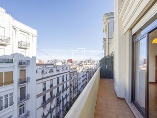 Rent Flat in Gran Via. Piso de 4 dormitorios dobles y dos cuartos de baño completos con