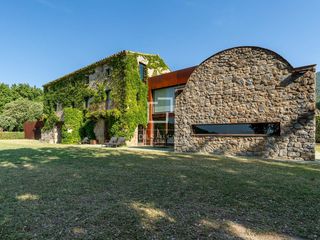 Masía en Maçanet de Cabrenys. Lujosa casa rústica con estilo moderno en excelentes condiciones
