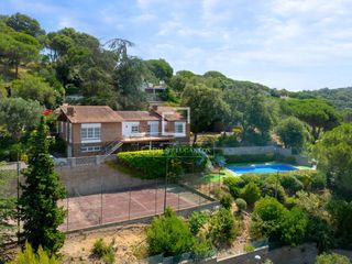 Chalet à Vallromanes. Fantástica casa mediterránea con piscina, pista de tenis, vistas