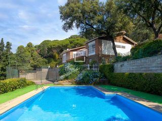 Chalet en Vallromanes. Fant�stica casa mediterr�nea con piscina, pista de tenis, vistas