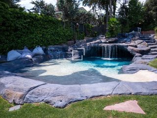 Rent Chalet in El Pardo. Exclusiva casa familiar con piscina climatizada y jardín privado