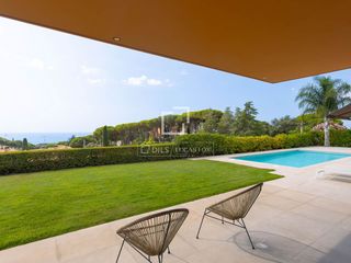 Xalet a Sant Vicenç Centre. Elegante casa de una planta con parcela llana y vistas al mar, a