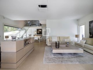 Xalet a Pedralbes. Casa villa con seis dormitorios y jardín de 120m en venta en ped