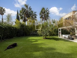 Chalet en Pedralbes. Casa villa con seis dormitorios y jardín de 120m en venta en ped