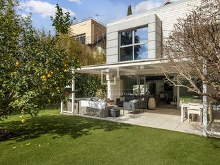 Chalet in Pedralbes. Casa villa con seis dormitorios y jardín de 120m en venta en ped