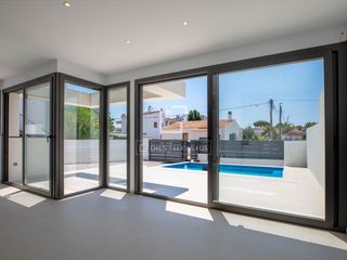 Chalet in Requesens. Casa pareada de obra nueva con piscina en el centro de empuriabr