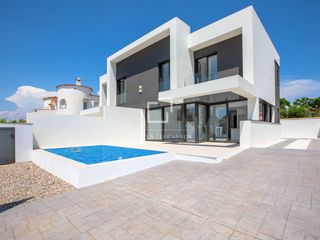 Chalet à Requesens. Casa pareada de obra nueva con piscina en el centro de empuriabr