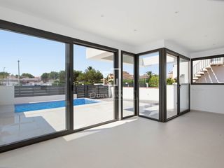 Chalet in Requesens. Casa pareada de obra nueva con piscina en el centro de empuriabr