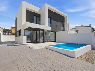 Chalet à Requesens. Casa pareada de obra nueva con piscina en el centro de empuriabr